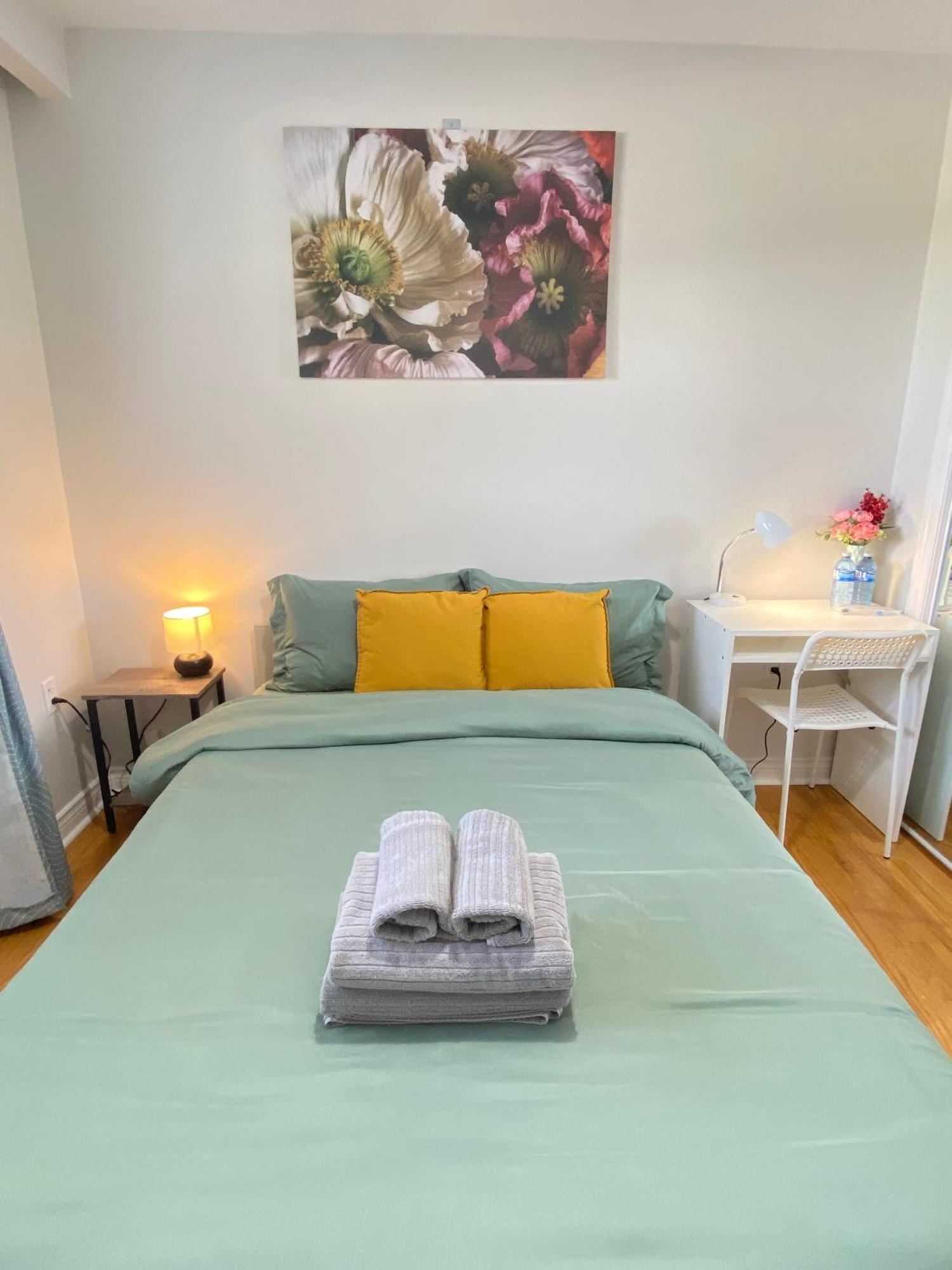 מלון Sunny House - Main Floor, Free Parking, In טורונטו מראה חיצוני תמונה