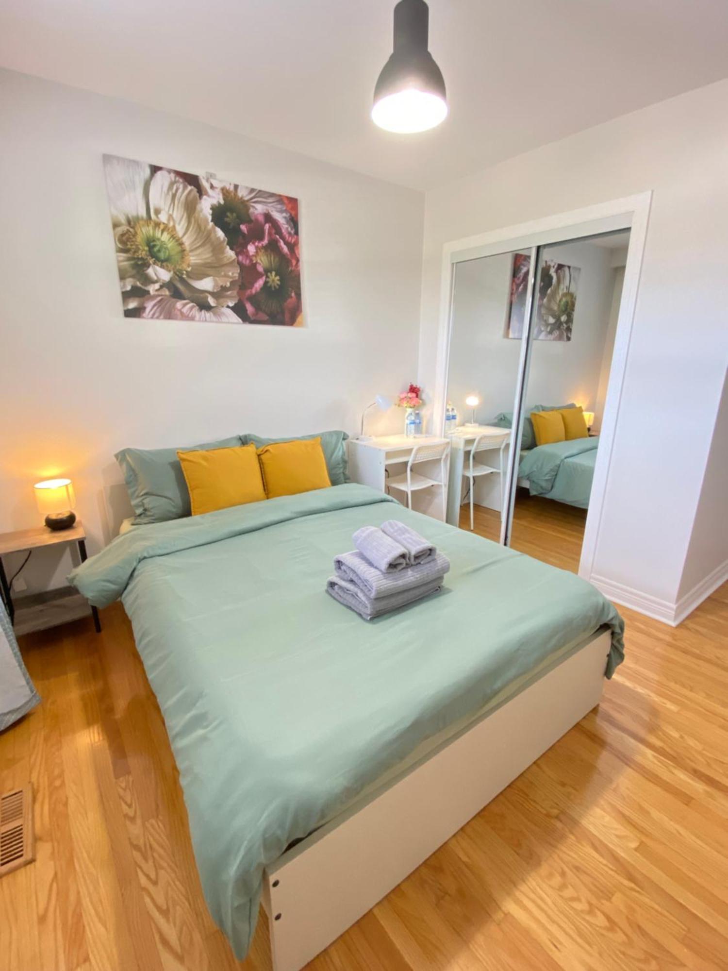 מלון Sunny House - Main Floor, Free Parking, In טורונטו מראה חיצוני תמונה