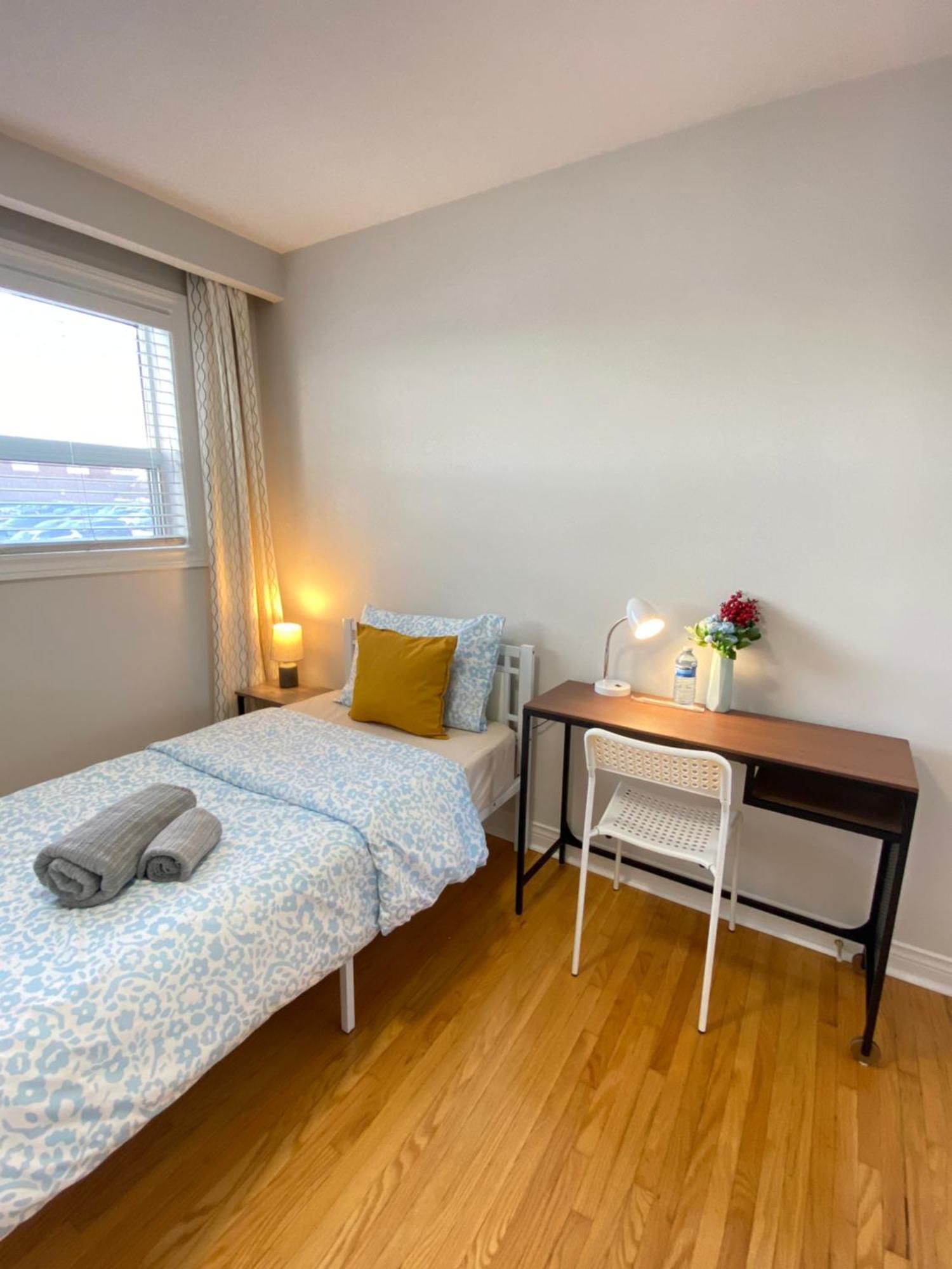 מלון Sunny House - Main Floor, Free Parking, In טורונטו מראה חיצוני תמונה