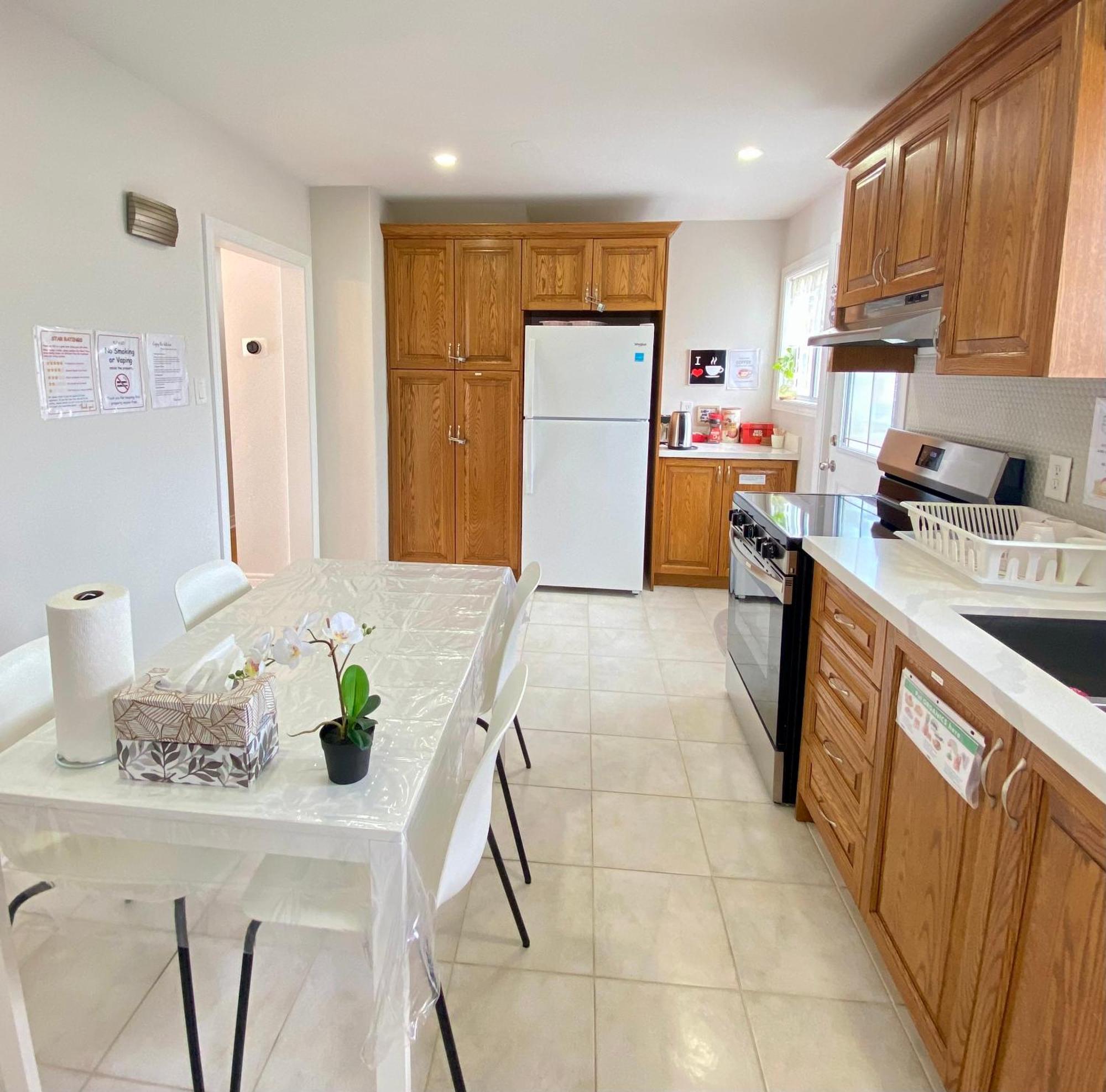 מלון Sunny House - Main Floor, Free Parking, In טורונטו מראה חיצוני תמונה