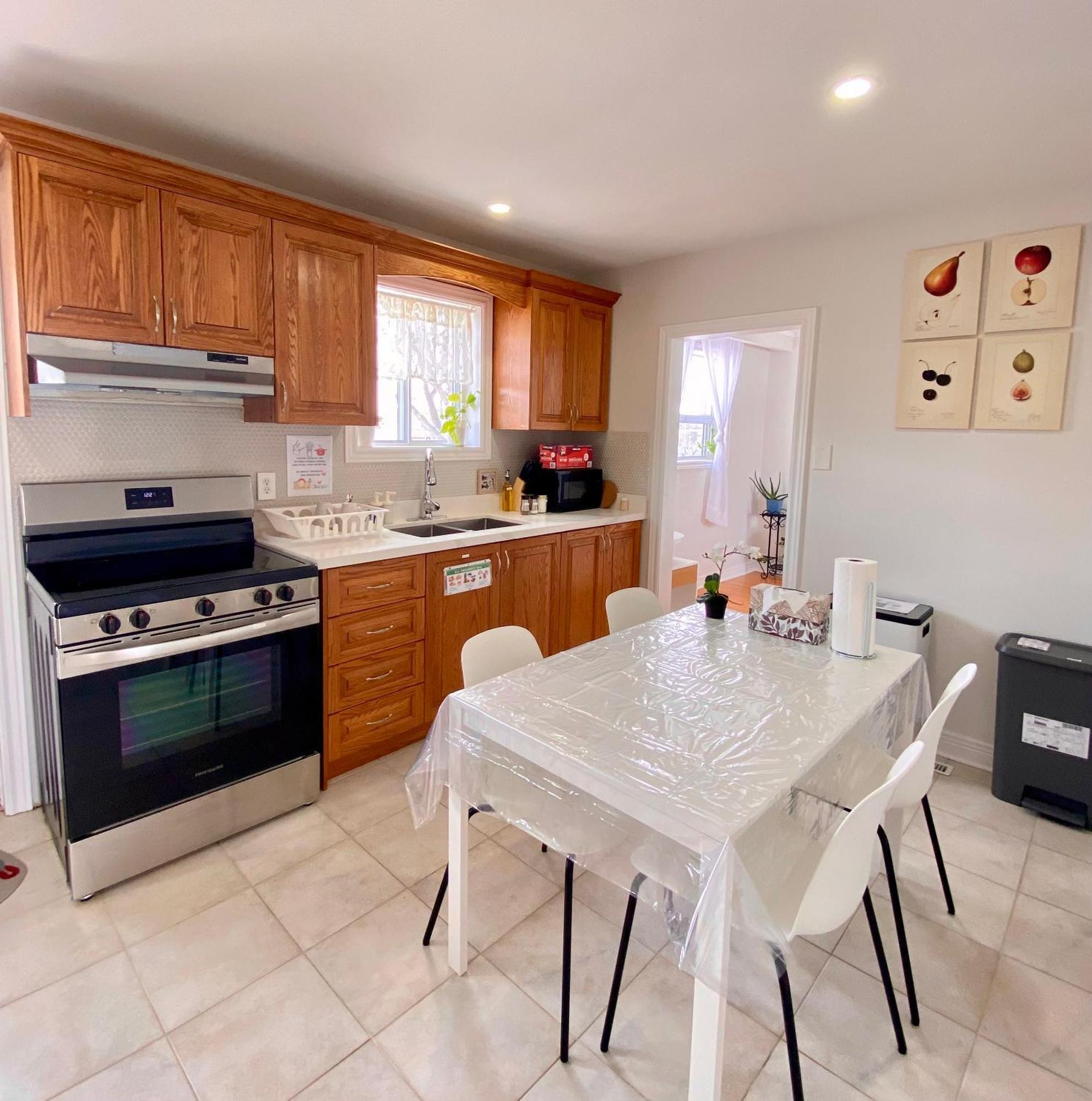מלון Sunny House - Main Floor, Free Parking, In טורונטו מראה חיצוני תמונה